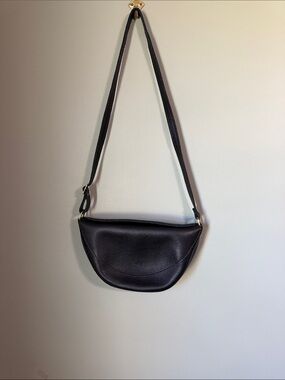 PORTLAND LEATHER KOALA SLING BAG-
BLACK- MEASUREMENTS IN PHOTOS-